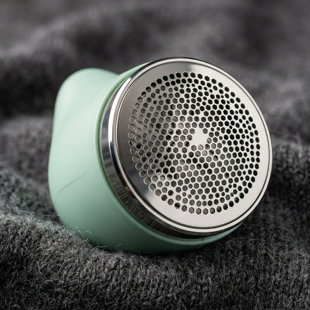 Rechargeable Electric Fabric Shaver & Lint Defuzzer with 6-Blade Turbine alternate angle